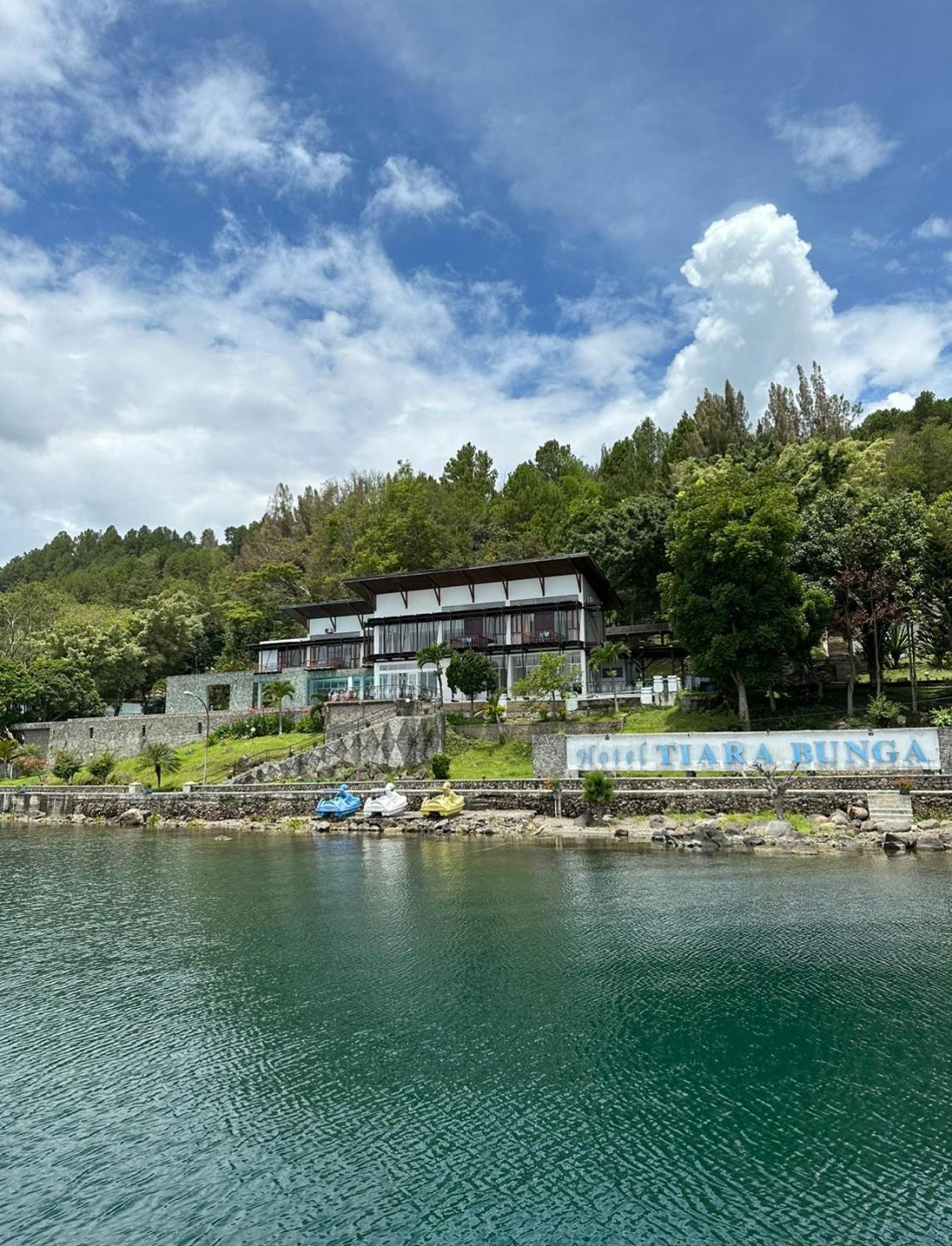Tiara Bunga Hotel & Villa Balige Exterior foto