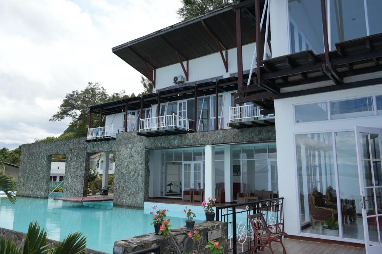 Tiara Bunga Hotel & Villa Balige Exterior foto